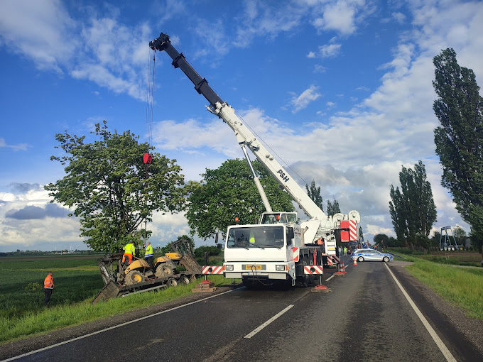 podoszenie maszyn budowlanych żurawiem Grove ATT 990