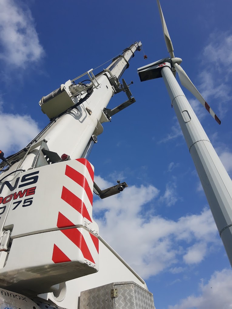 Montaż turbin wiatrowych