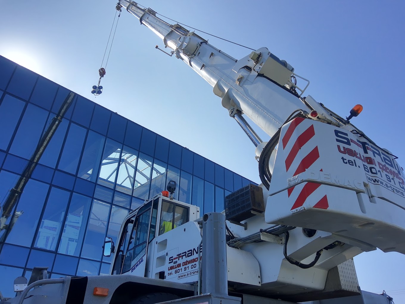 montaż okien za pomocą przyssawki