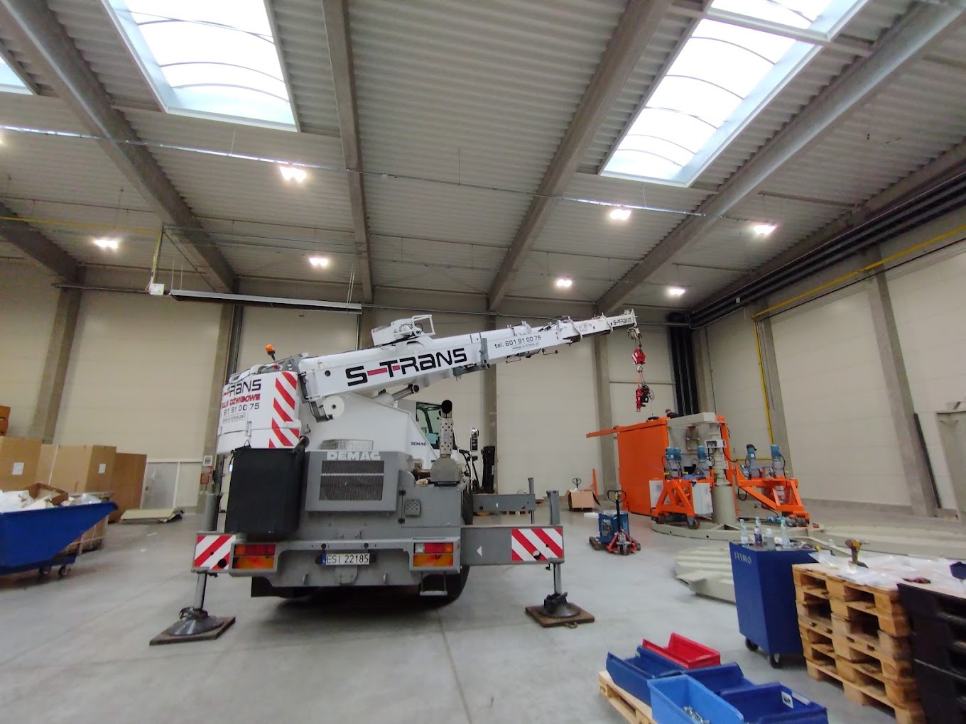 Montaż maszyn w halach